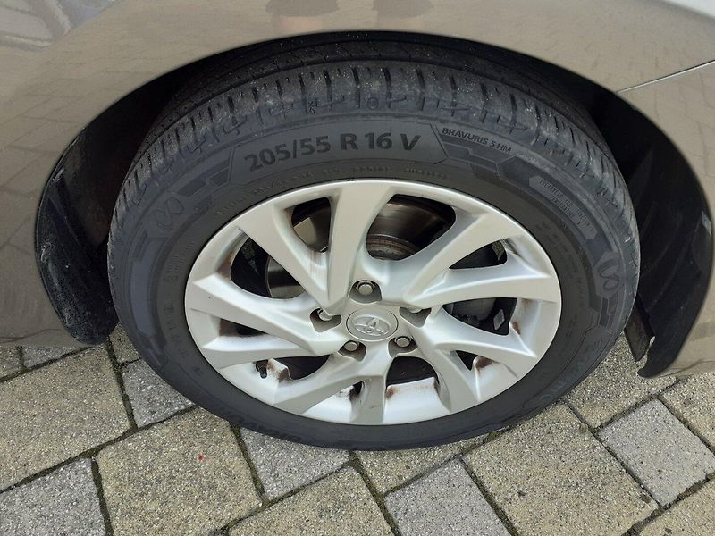 Toyota Auris (2018) 1.6 i Valvematic  AUTOMAT - fotka 29 z 42