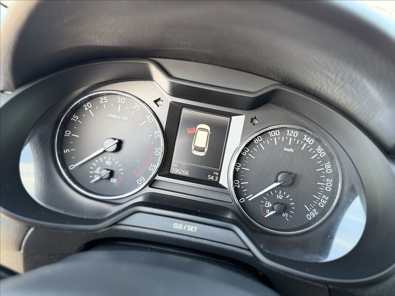 Škoda Octavia TDI DSG F1 NAVI, EL.KUFR - fotka 13 z 34