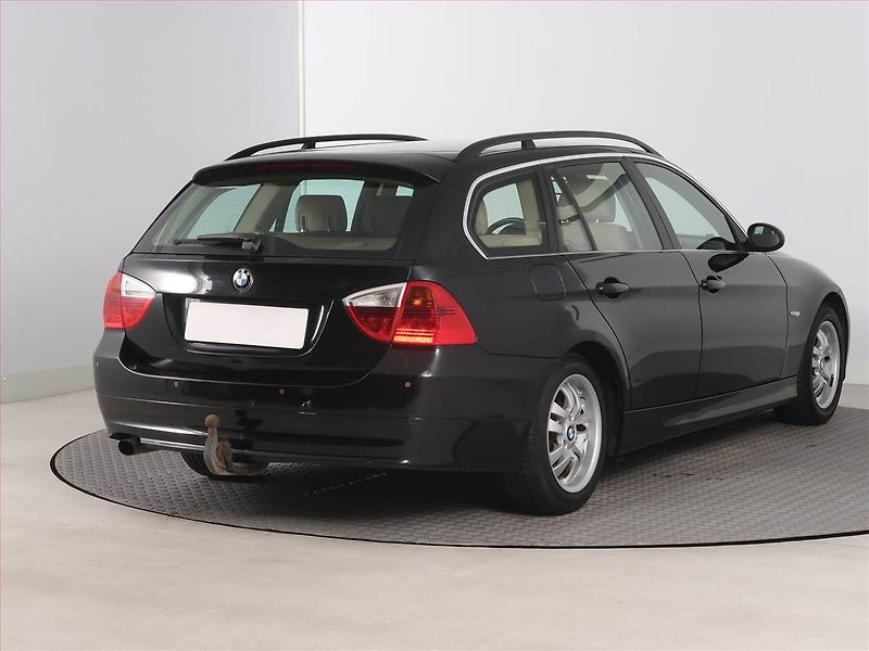BMW Řada 3 (2007) 320 d, Tažné, v provozu - fotka 5 z 15