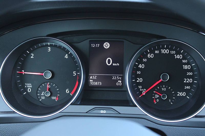 Volkswagen Passat (2022) 2.0 TDI 110kW manuál tažné - fotka 8 z 35