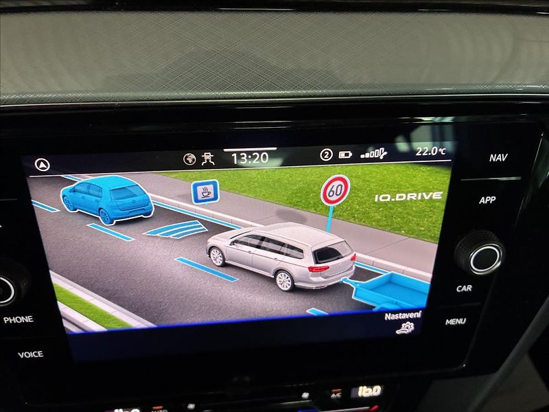Volkswagen Passat 2,0 TAŽNÉ,KAMERA,APP-CONNECT - fotka 28 z 31
