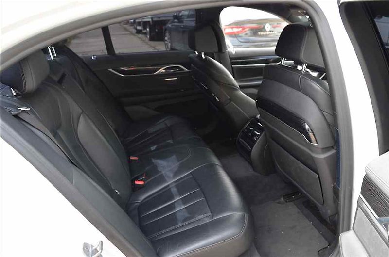 BMW Řada 7 (2019) L 740 I 3,0 - fotka 29 z 30