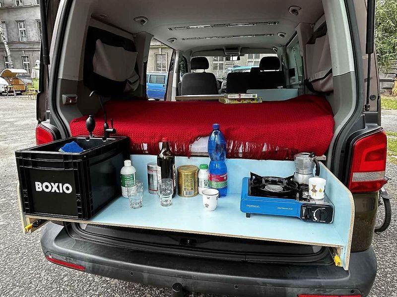 DIY karavan festival na Žižkárně v Českých Budějovicích. Dodávka Stanislava Vlažného.