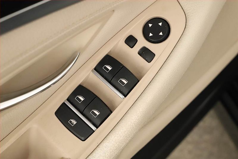 BMW Řada 5 (2015) 520d, Kůže, Bi-Xenony - fotka 9 z 20