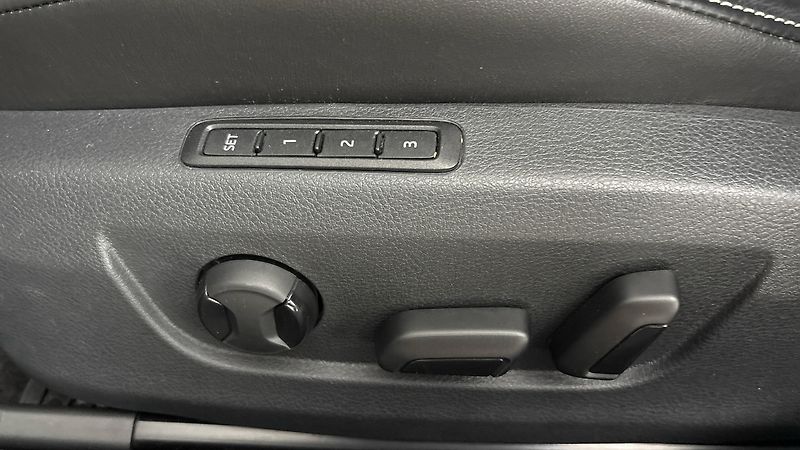 Škoda Superb 2.0 TDI DSG Style Combi - fotka 21 z 31