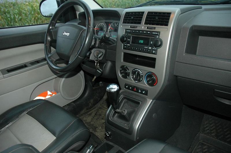 Jeep Compass 2,4  4x4 benzín kuže manual - fotka 9 z 15