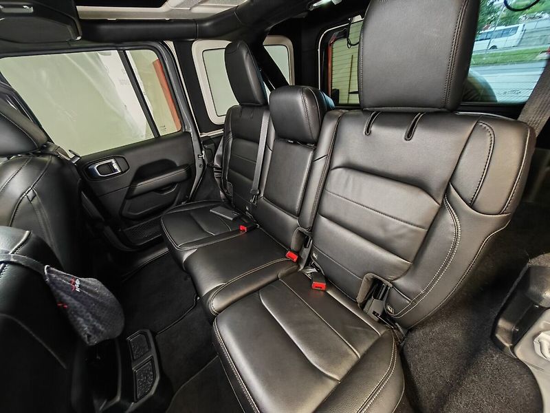 Jeep Wrangler SAHARA 2.0T 4x4 TRAIL RATED - fotka 16 z 40