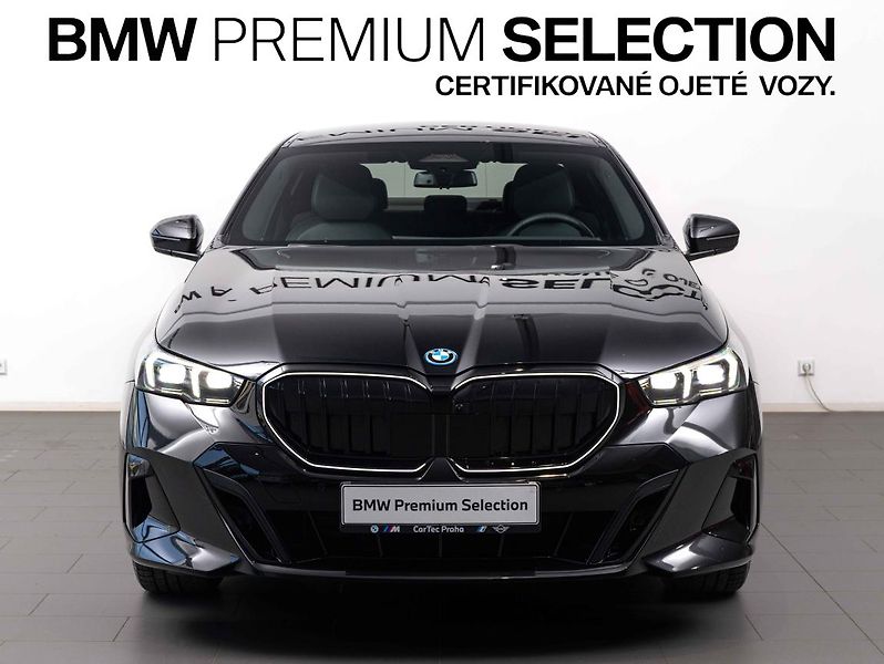 BMW Řada 5 550e xDrive - fotka 2 z 22