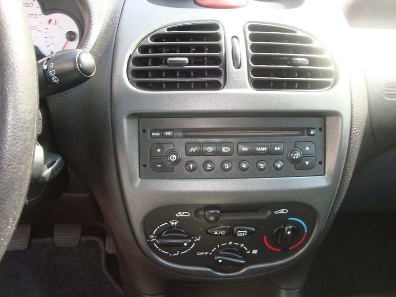 Peugeot 206 (2004) 1,4 HDI - fotka 13 z 14
