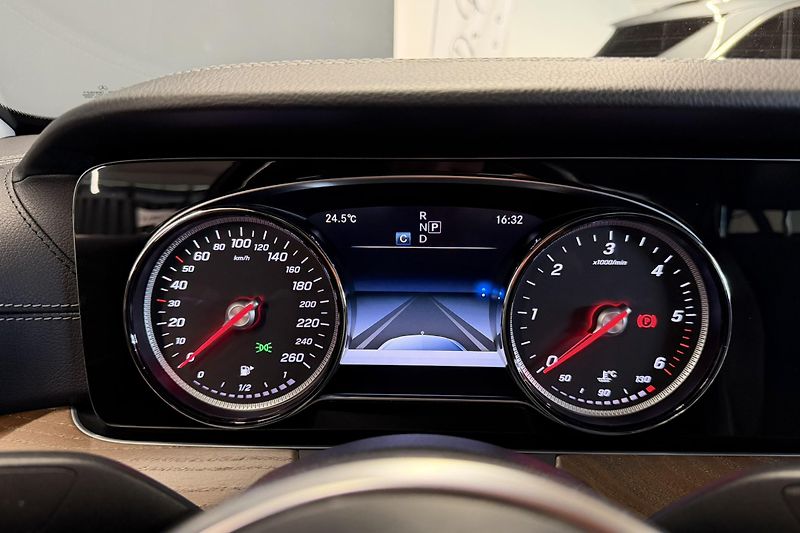 Mercedes-Benz Třídy E (2018) E 200d Exclusive - fotka 35 z 103