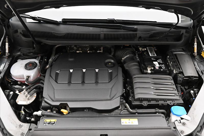 Volkswagen Touran 2,0 TDI 110 KW DSG 7 MÍST Záru - fotka 9 z 34