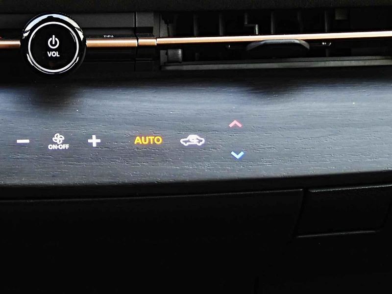 Tlačítko recirkulace ve voze Peugeot 5008 má podobu šipek v kruhu