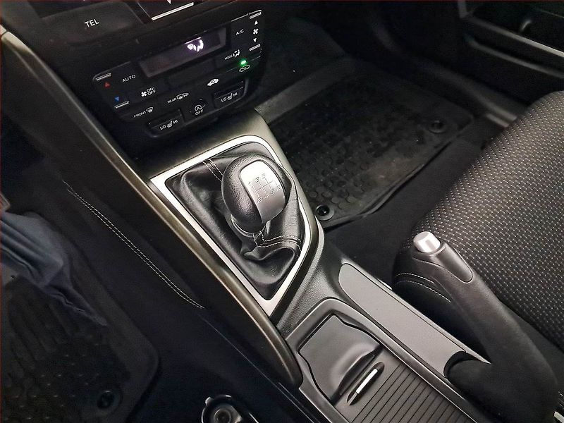 Honda Civic (2015) 1.6 i-DTEC, Tempomat - fotka 13 z 17