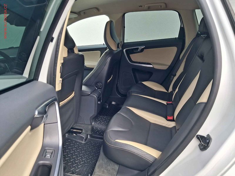 Volvo XC60 (2011) 2.4 D5 AWD, R-design - fotka 10 z 19