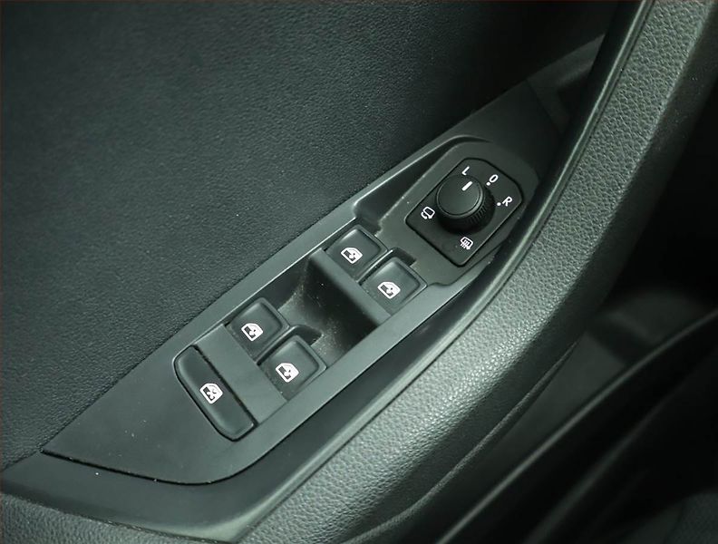Škoda Karoq (2023) Ambition 1.5 TSI - fotka 16 z 17