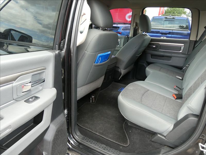 RAM 1500 5,7 HEMI Bighorn 295kW AT8 - fotka 15 z 35