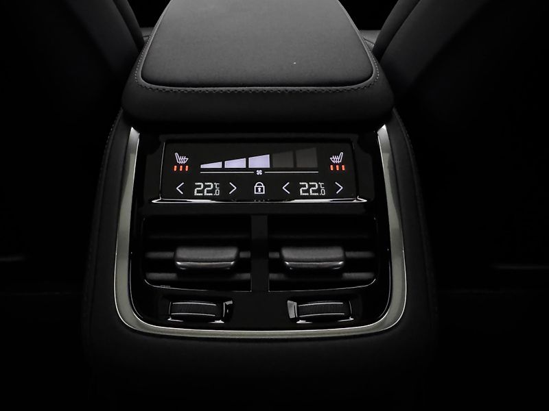 Volvo XC90 (2026) T8 AWD Plug-in ULTRA DARK 7m - fotka 24 z 29