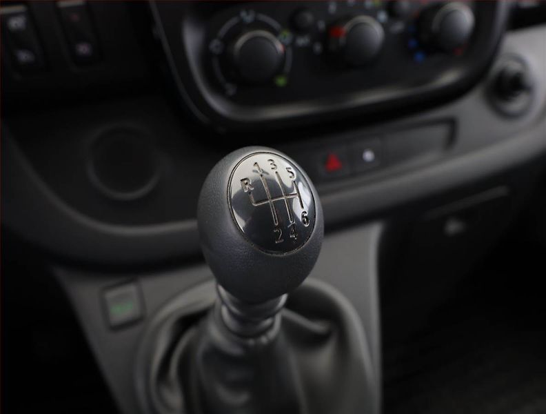 Opel Vivaro (2019) 1.6 BiCDTI, Bus, 9Míst, ČR - fotka 11 z 15