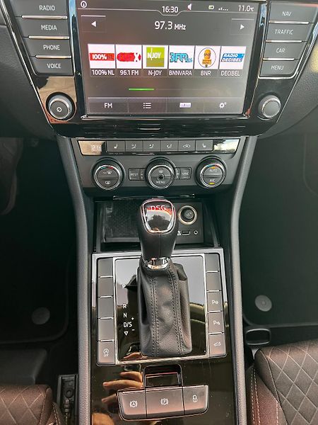 Škoda Superb 1.6TDI DSG Style Panorama - fotka 12 z 23