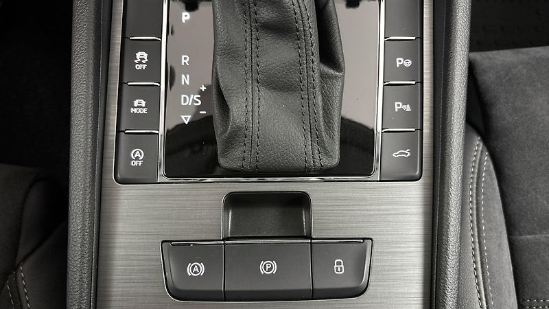 Škoda Superb 2.0 TSI DSG 4x4 Scout Combi - fotka 27 z 36
