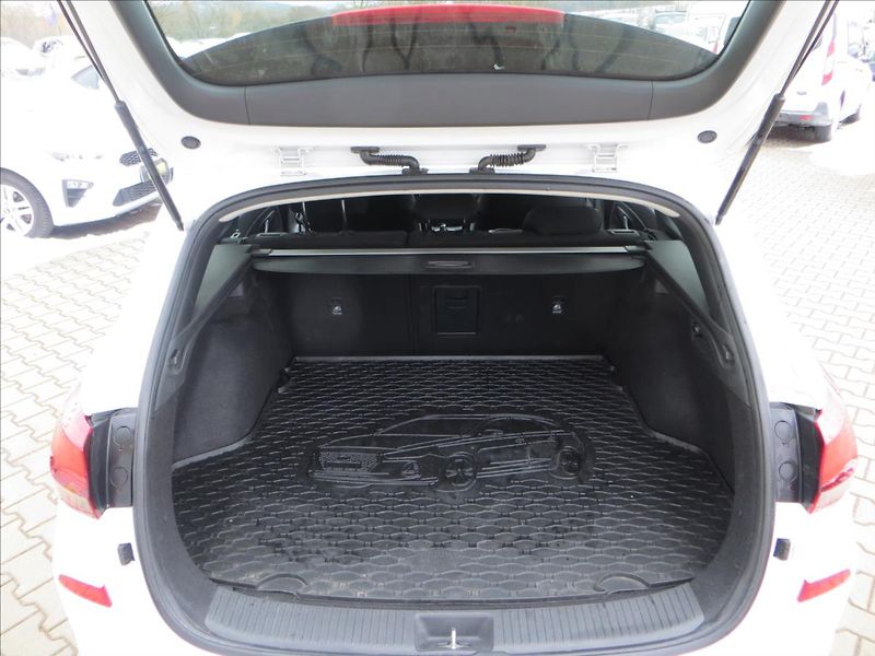 Hyundai i30 1,5 T-GDI 117kW Family Smart - fotka 7 z 26