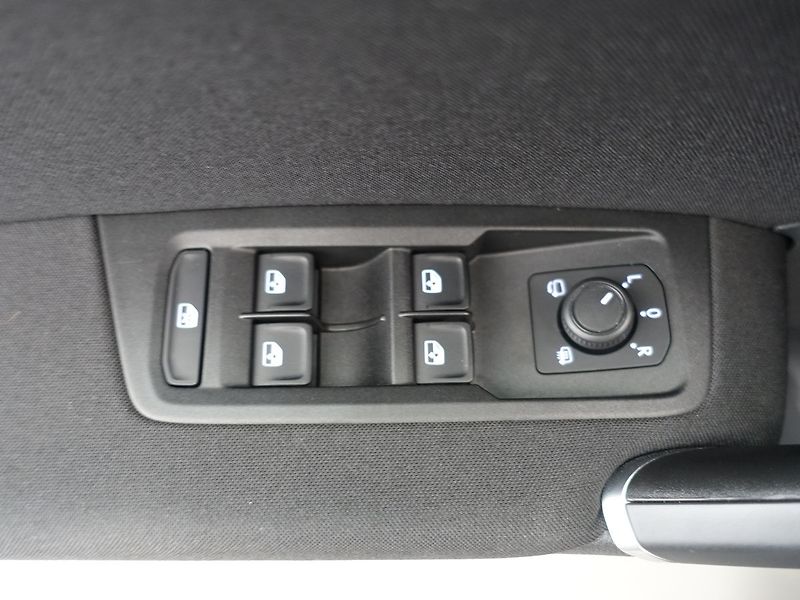 Volkswagen Touran 2.0 TDi, DSG, LED SVĚTLA - fotka 17 z 36