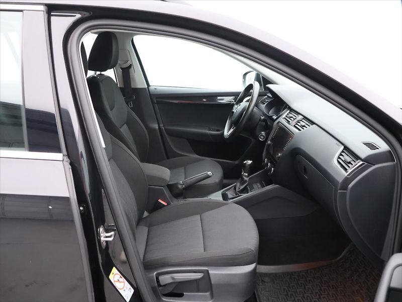 Škoda Octavia 1.6 TDI CZ Style Kessy LED DPH - fotka 11 z 27