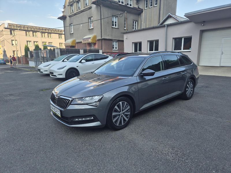 Škoda Superb Combi 2,0TDi DSG 110kw 17ALU - fotka 2 z 44
