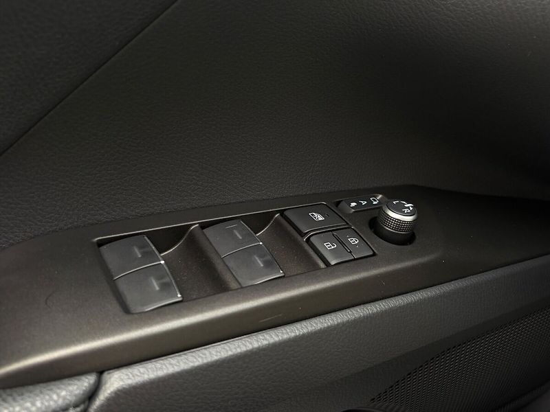 Toyota Camry 2,5 Hybrid Executive - fotka 6 z 19