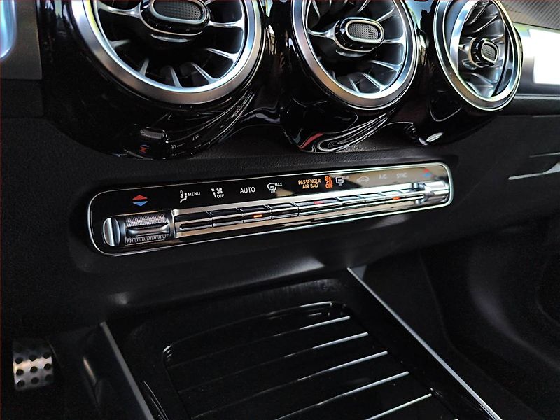 Mercedes-Benz GLB (2023) 200 4MATIC - fotka 18 z 23