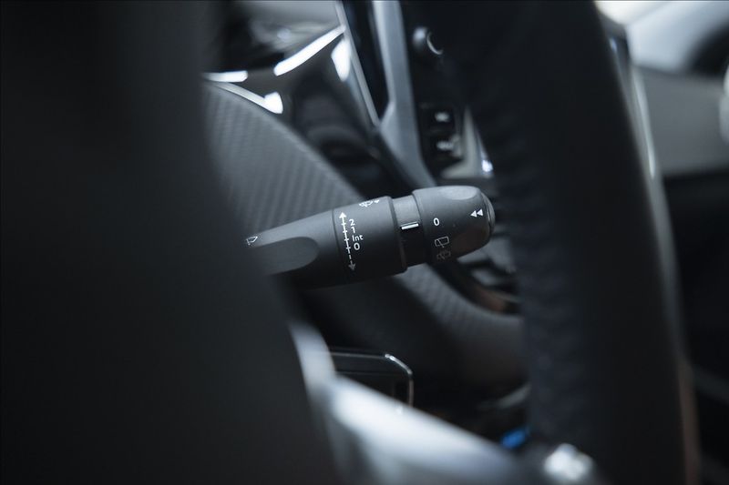 Peugeot 2008 1,2 i 1. AUT. AC VÝHŘEV 1. MAJ - fotka 23 z 36