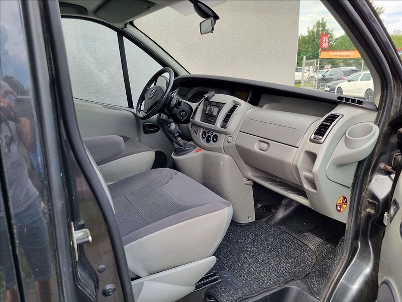 Opel Vivaro 2,5 DCi 8 Míst Webasto 2xKlima - fotka 17 z 31