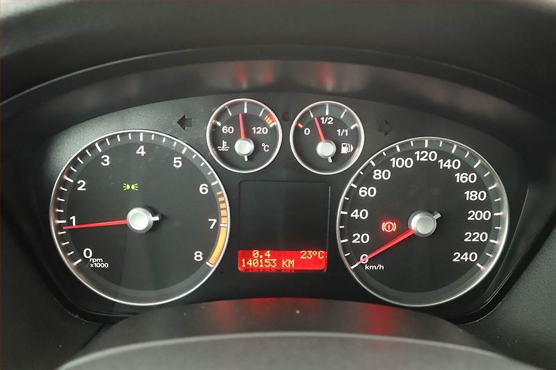 Ford Focus (2007) 1.6 16V, po STK, rezervace - fotka 8 z 13