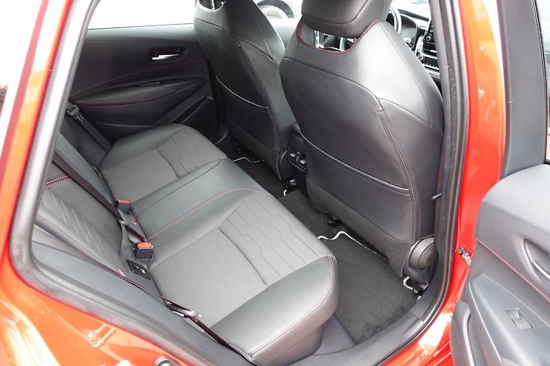 Toyota Corolla 1.8HSD e-CVT GR Touring Sport - fotka 13 z 31