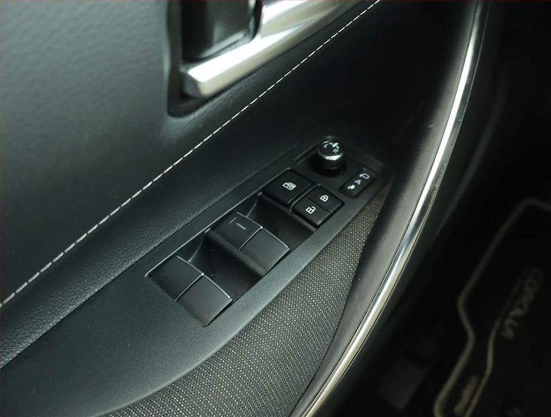 Toyota Corolla (2023) 2.0 Hybrid - fotka 16 z 16