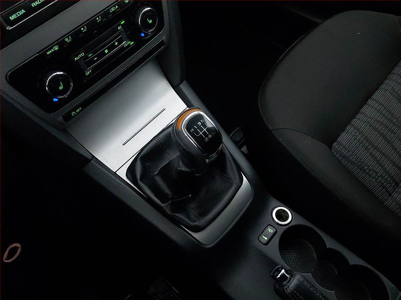 Škoda Octavia (2011) 1.6 TDI, po STK, rezervace - fotka 13 z 17