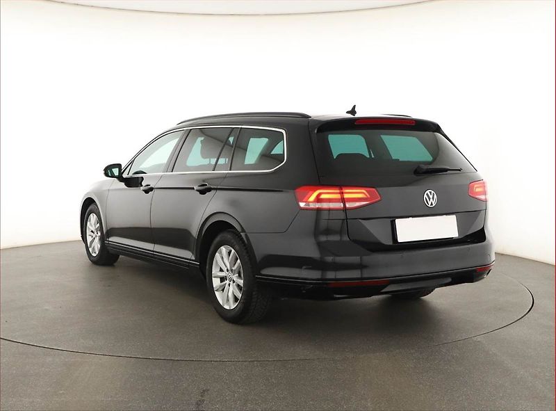 Volkswagen Passat (2016) 2.0 TDI, Automat, Navi - fotka 4 z 17