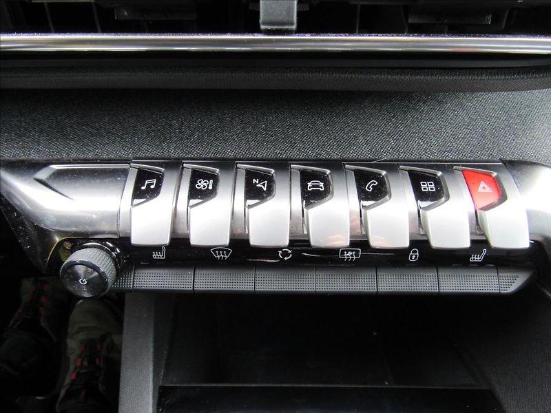 Peugeot 3008 1,2 96kW Allure 1.majitel - fotka 19 z 34