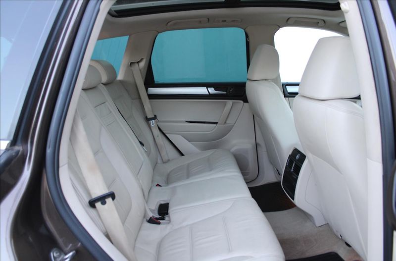 Volkswagen Touareg 3.0 TDI V6/PANOR/TAŽNÉ/NEZ.TOP - fotka 29 z 39