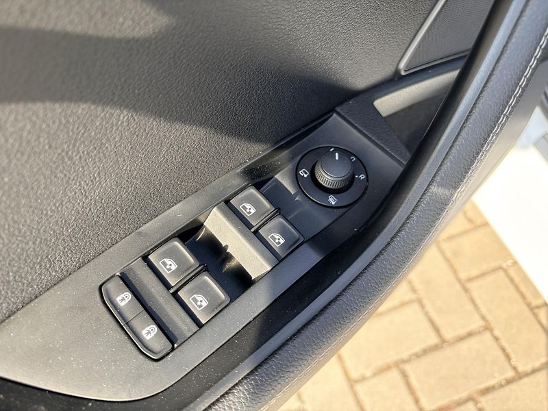 Škoda Superb 2.0TDI DSG MATRIX CANTON - fotka 17 z 59