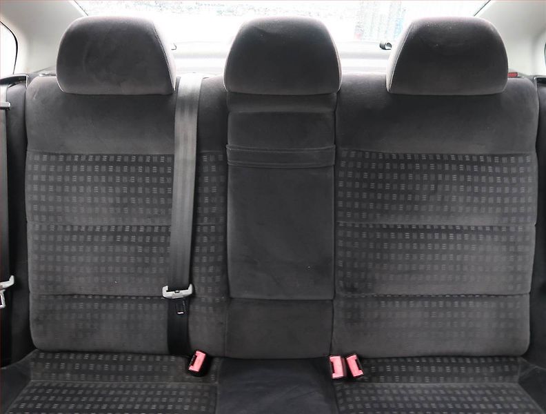 Volkswagen Passat (2005) 1.9 TDI, nová STK, Klima - fotka 10 z 16