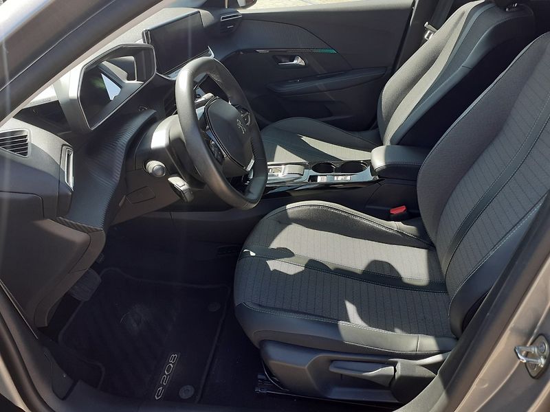 Peugeot 208 (2023) ELEKTRO 100Kw NAVIGACE - fotka 27 z 39