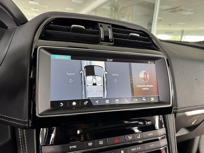 Jaguar F-Pace 20d AWD*AUT*R-SPORT*REZERVACE! - fotka 23 z 39