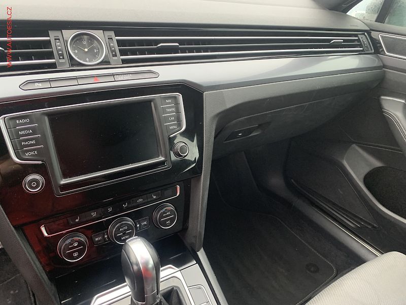 Volkswagen Passat (2015) 2.0 TDi, R-Line, DSG, LED - fotka 14 z 22