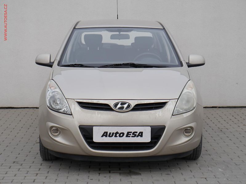 Hyundai i20 (2011) 1.2i, ČR, AC, park.asist - fotka 2 z 15