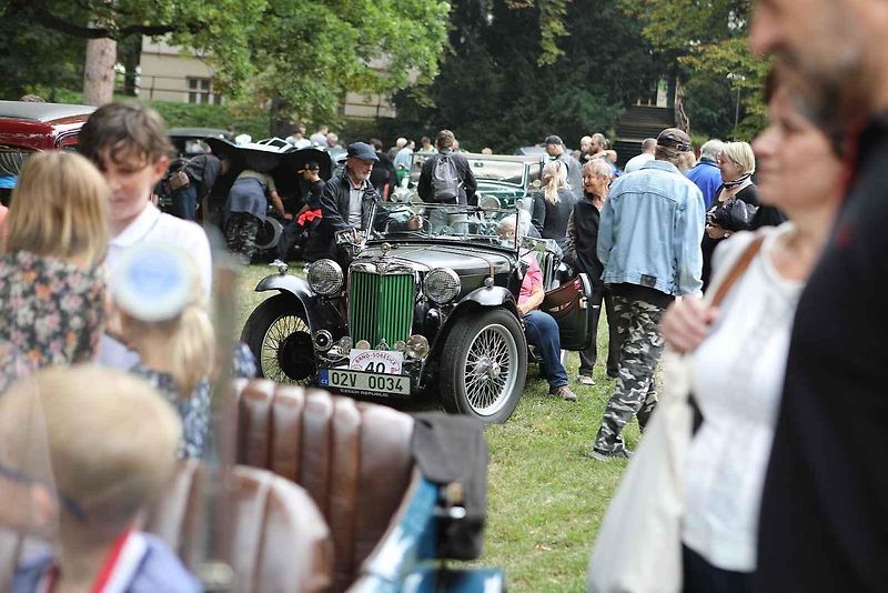 Na akci Jízda do vrchu a výstava historických vozidel se představilo na tři sta automobilů a motocyklů.