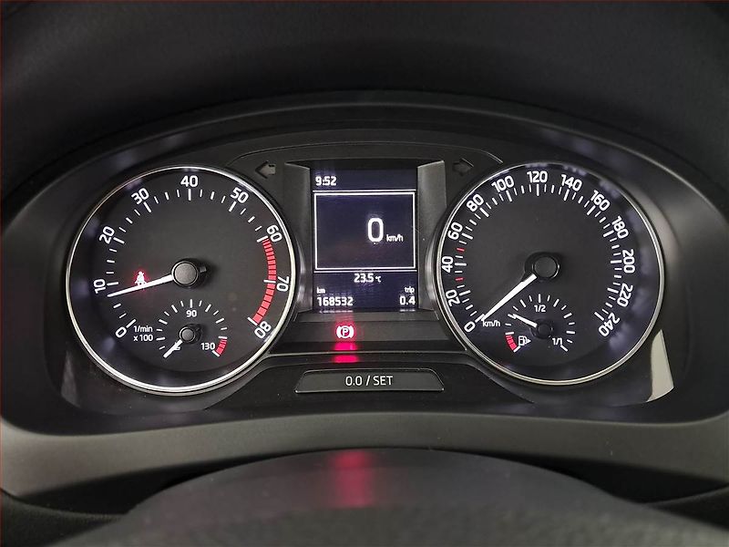 Škoda Rapid (2016) Spaceback 1.2 TSI, ČR,1.maj - fotka 11 z 17