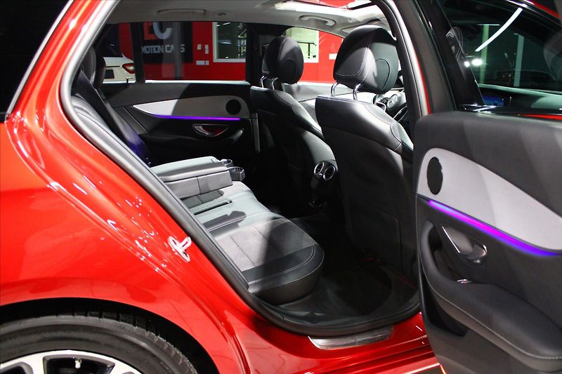 Mercedes-Benz Třídy E 300d 4MATIC DIS+ / 360° / NezT - fotka 22 z 27
