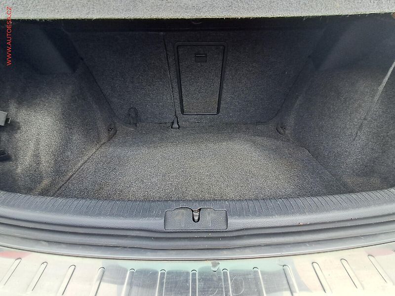 Volkswagen Golf (2011) 1.6TDI, Style - fotka 7 z 21