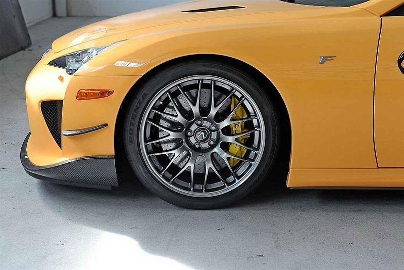 Jeden z 50 vyrobených kusů Lexusu LFA Nürburgring Edition je na prodej